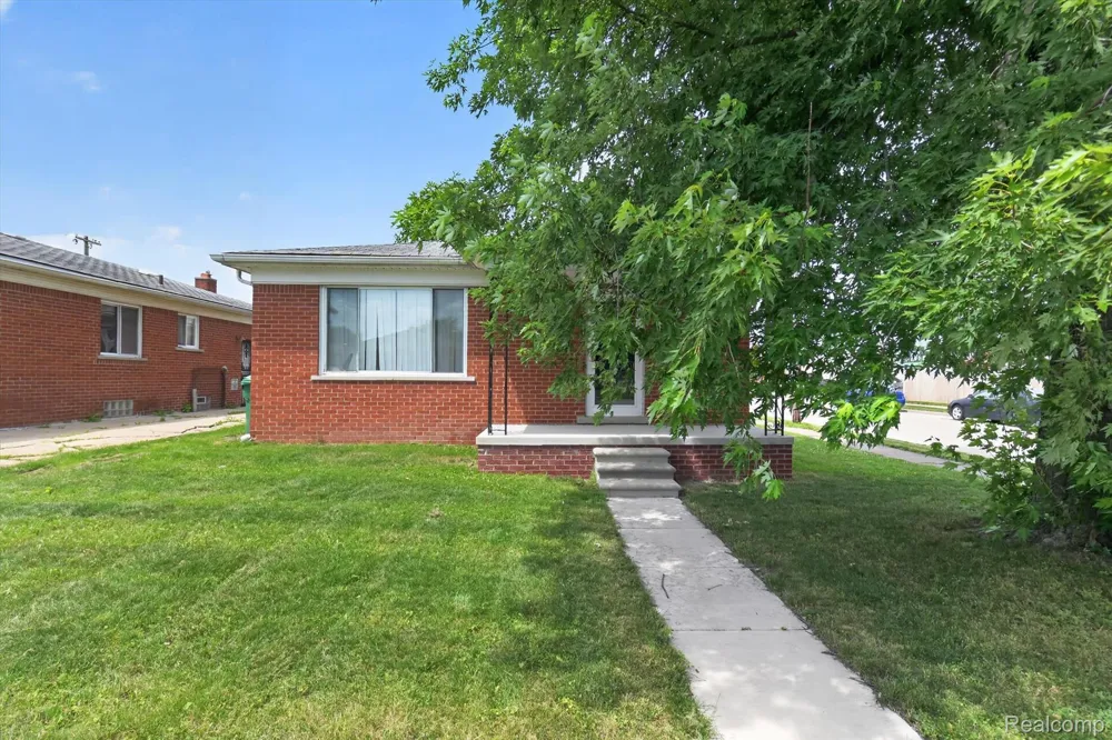 18327 Holland Avenue Eastpointe City, MI 48021