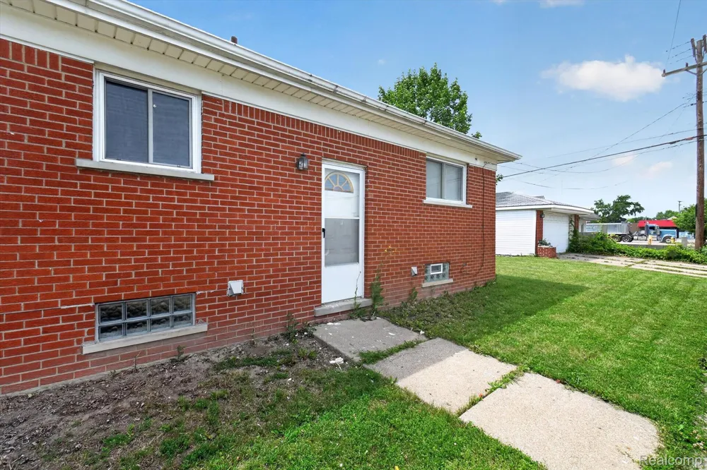18327 Holland Avenue Eastpointe City, MI 48021