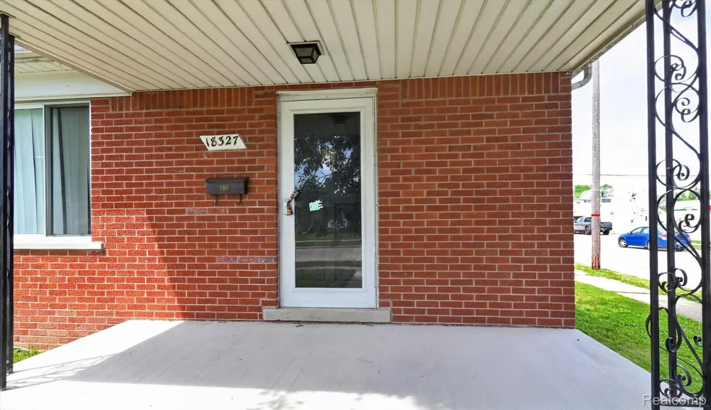 18327 Holland Avenue Eastpointe City, MI 48021