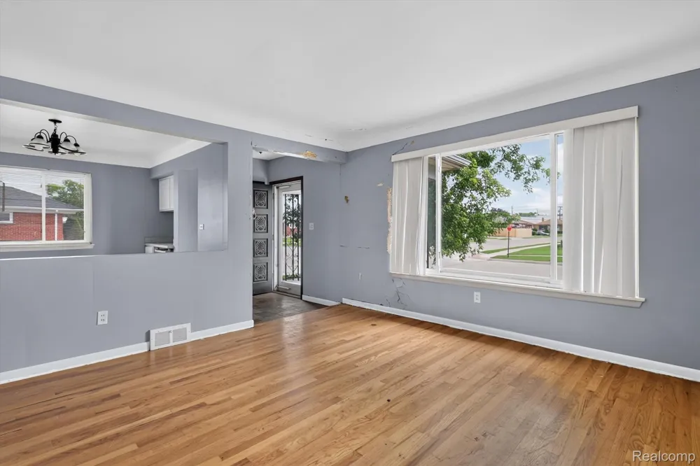 18327 Holland Avenue Eastpointe City, MI 48021