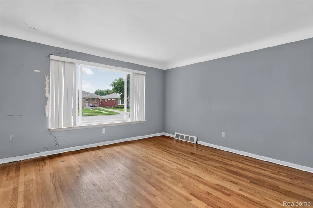 18327 Holland Avenue Eastpointe City, MI 48021