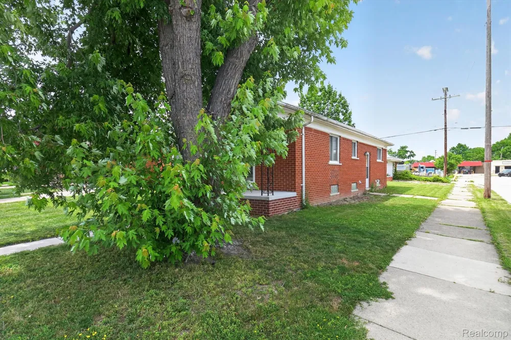 18327 Holland Avenue Eastpointe City, MI 48021