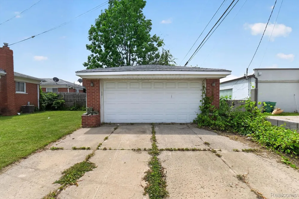 18327 Holland Avenue Eastpointe City, MI 48021