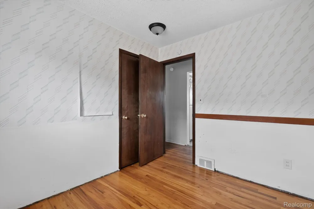 18327 Holland Avenue Eastpointe City, MI 48021