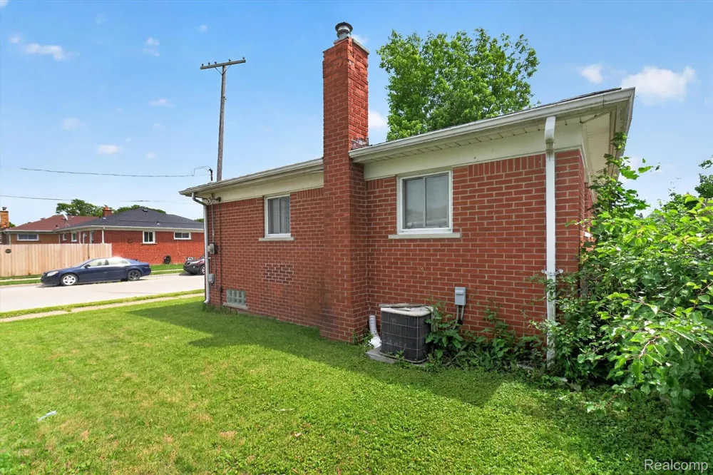 18327 Holland Avenue Eastpointe City, MI 48021