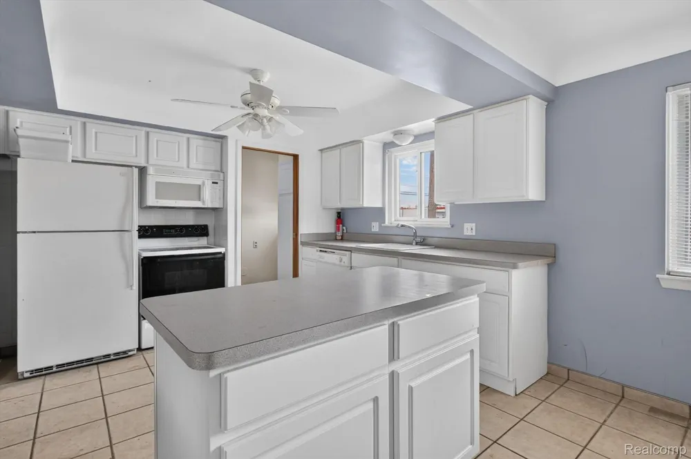 18327 Holland Avenue Eastpointe City, MI 48021