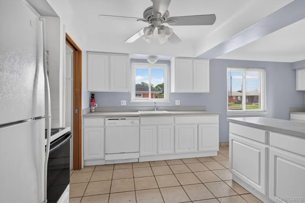 18327 Holland Avenue Eastpointe City, MI 48021