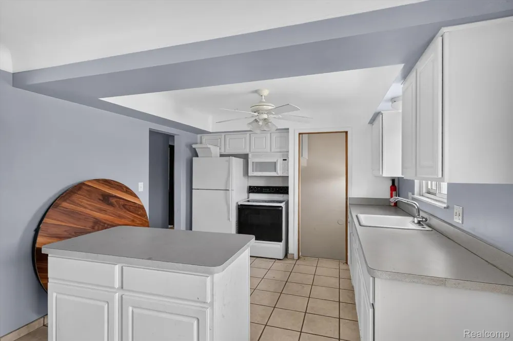 18327 Holland Avenue Eastpointe City, MI 48021
