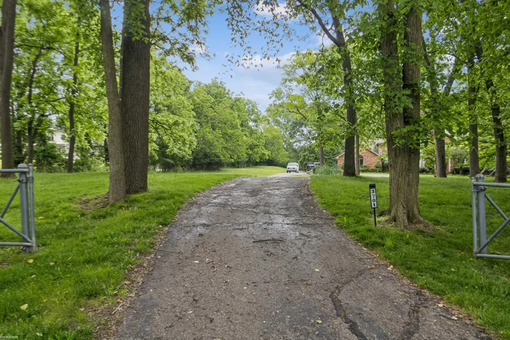 3701 Green Lake Road West Bloomfield Charter Township, MI 48324