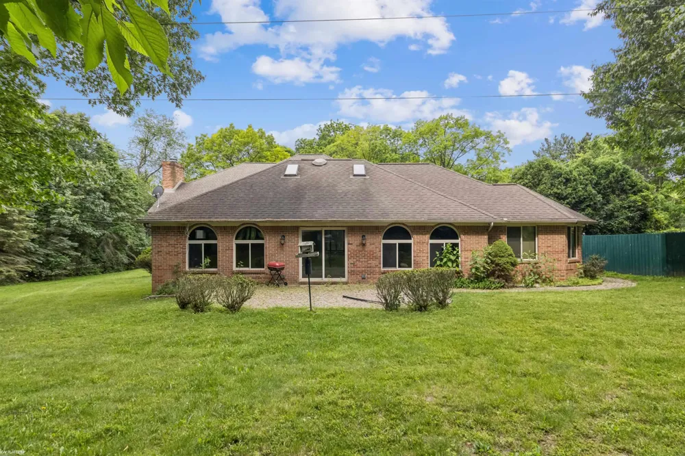 3701 Green Lake Road West Bloomfield Charter Township, MI 48324
