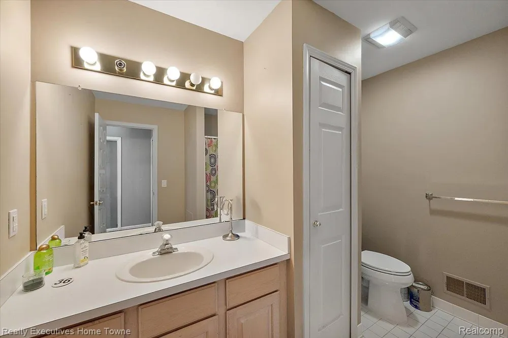 899 Hathaway Dr Drive Auburn Hills City, MI 48326