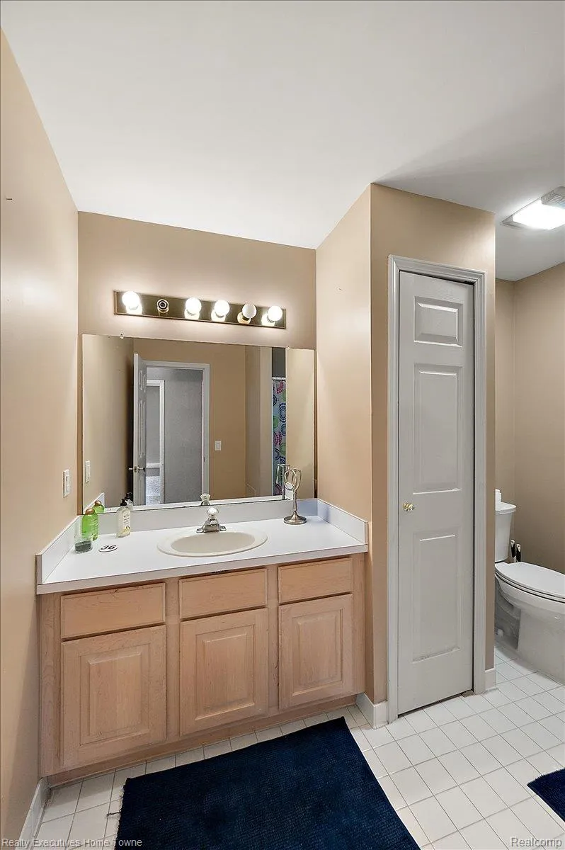 899 Hathaway Dr Drive Auburn Hills City, MI 48326