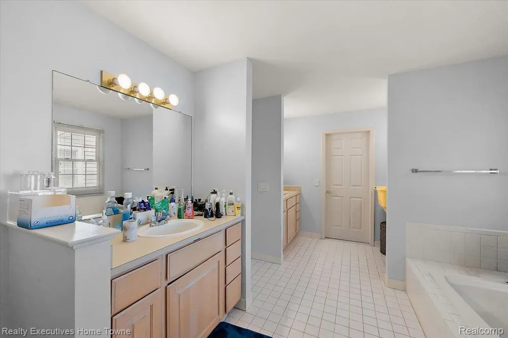 899 Hathaway Dr Drive Auburn Hills City, MI 48326