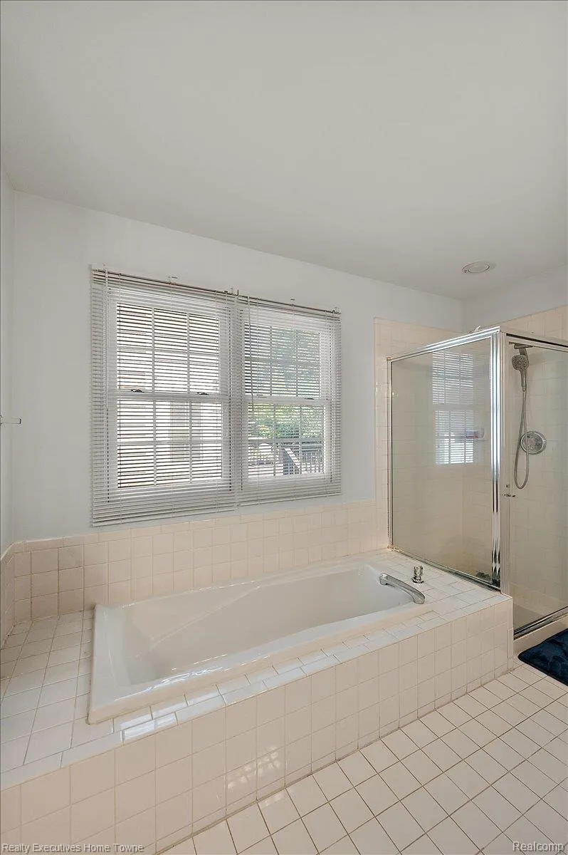 899 Hathaway Dr Drive Auburn Hills City, MI 48326