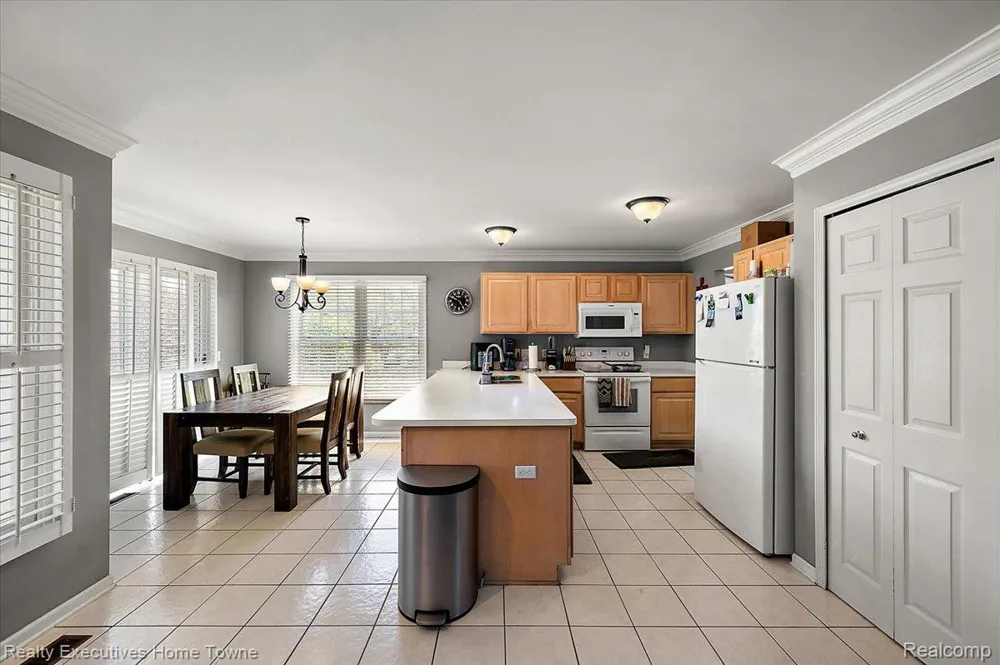 899 Hathaway Dr Drive Auburn Hills City, MI 48326