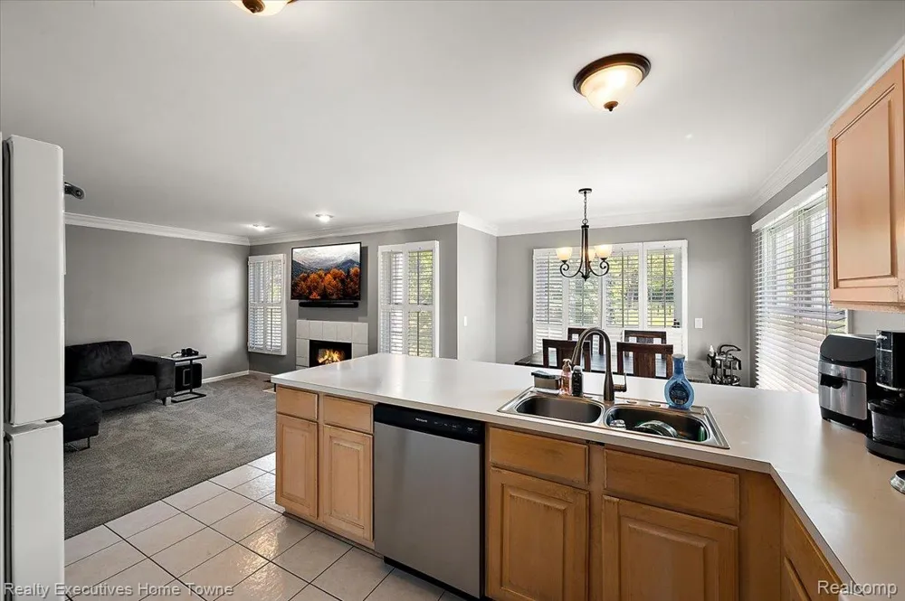 899 Hathaway Dr Drive Auburn Hills City, MI 48326