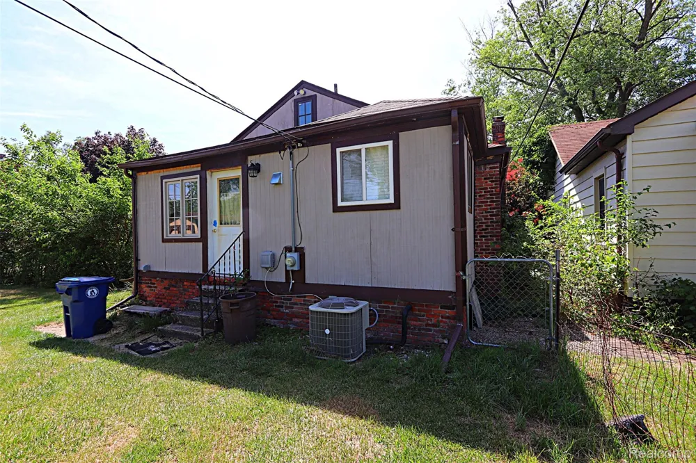 19336 Centralia Redford Charter Township, MI 48240