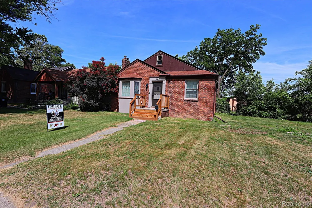 19336 Centralia Redford Charter Township, MI 48240