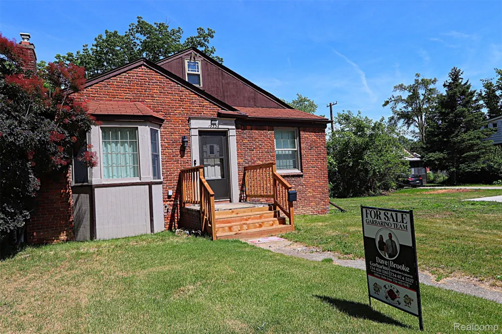 19336 Centralia Redford Charter Township, MI 48240