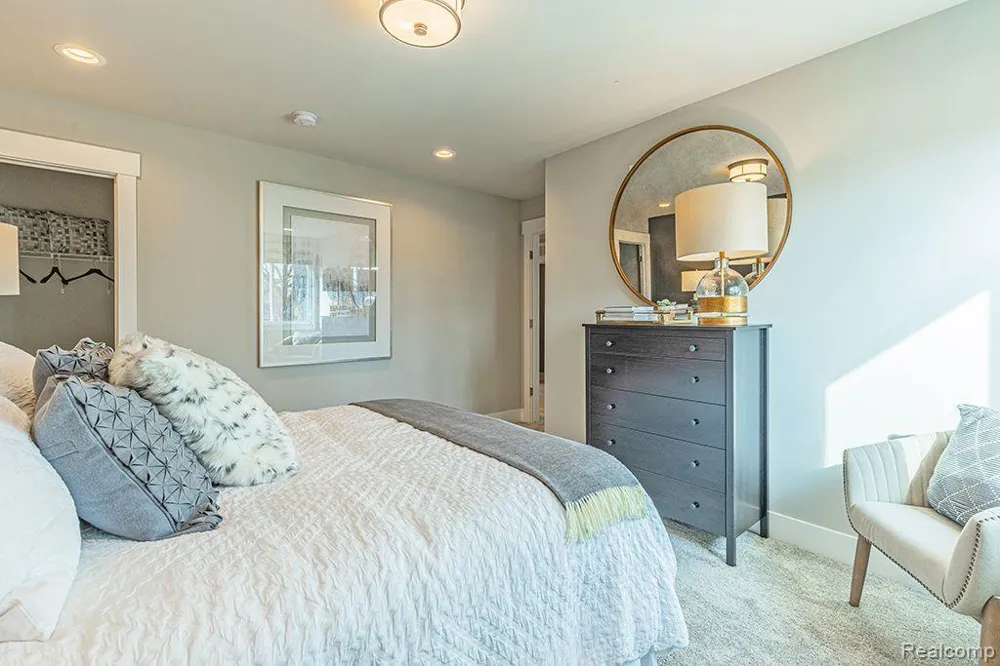 4407 EDISON BOULEVARD Fenton City, MI 48451