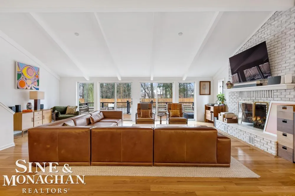 565 Lochmoor Boulevard Grosse Pointe Woods City, MI 48236