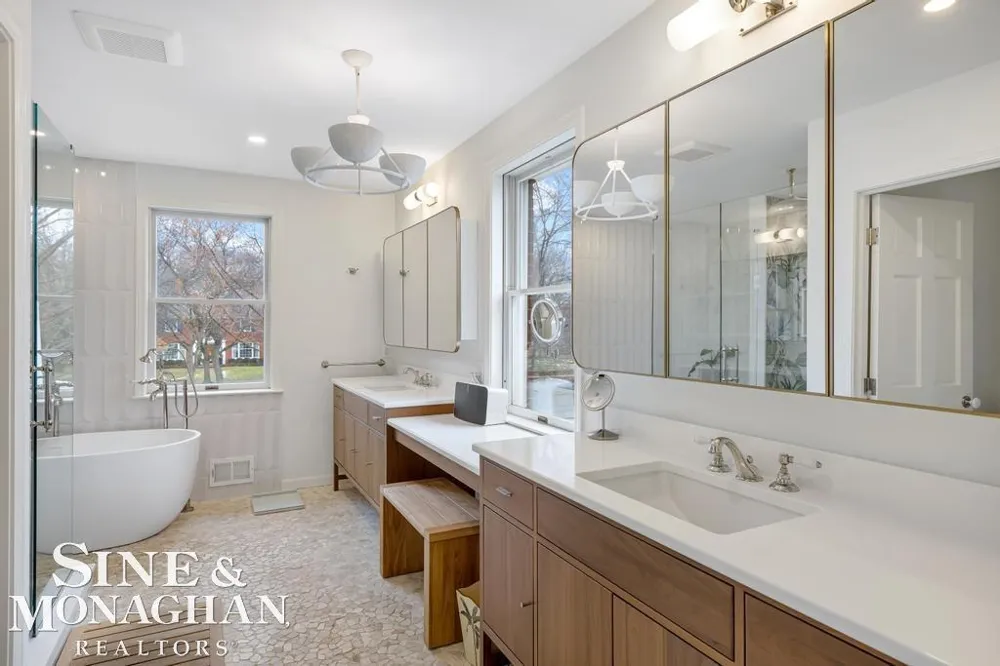 565 Lochmoor Boulevard Grosse Pointe Woods City, MI 48236