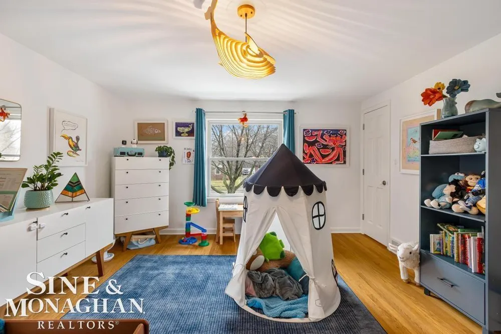 565 Lochmoor Boulevard Grosse Pointe Woods City, MI 48236