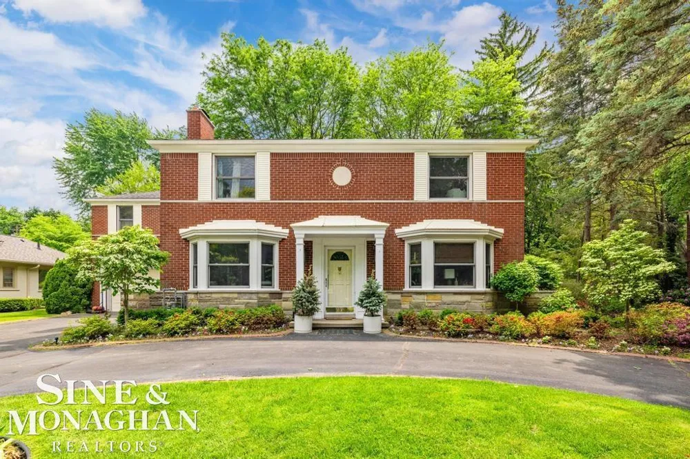 565 Lochmoor Boulevard Grosse Pointe Woods City, MI 48236