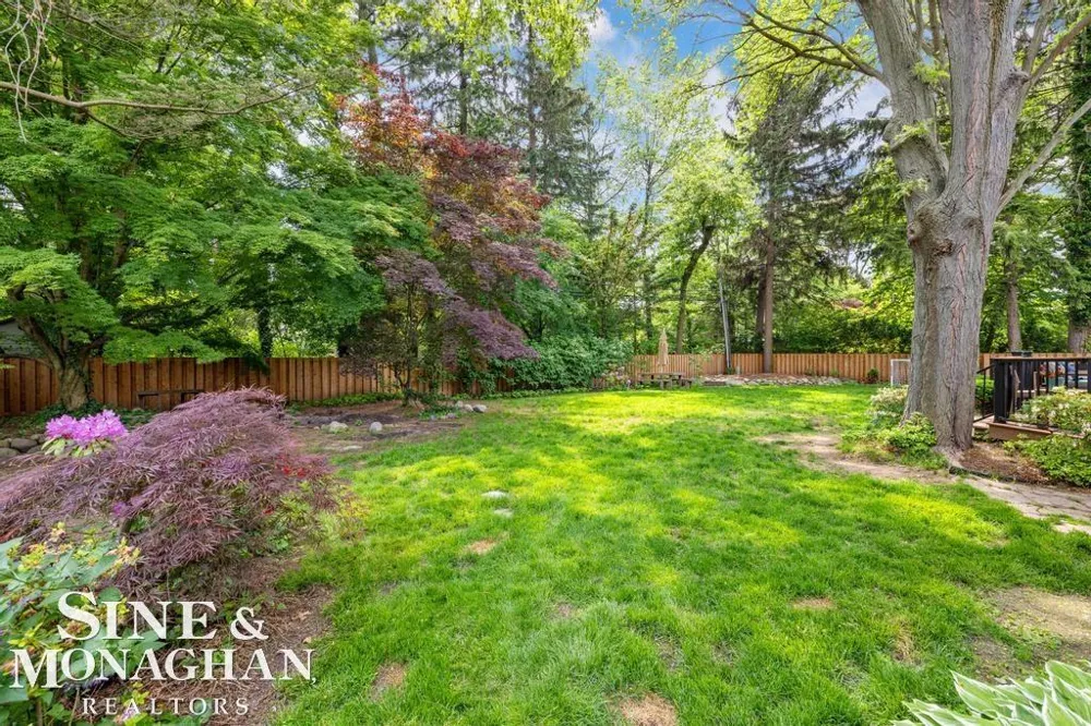 565 Lochmoor Boulevard Grosse Pointe Woods City, MI 48236