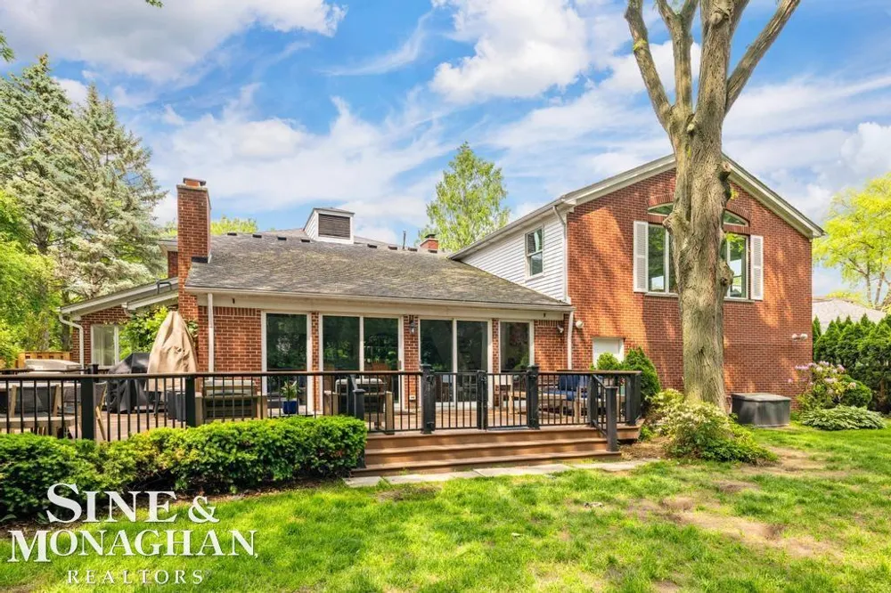 565 Lochmoor Boulevard Grosse Pointe Woods City, MI 48236