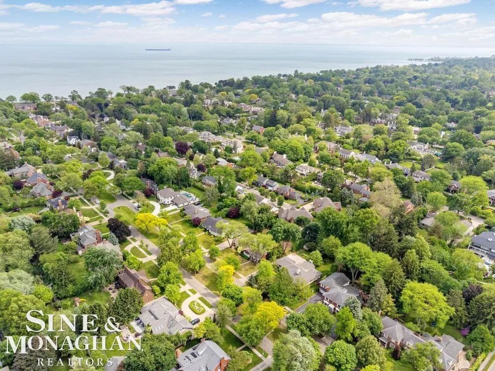 565 Lochmoor Boulevard Grosse Pointe Woods City, MI 48236