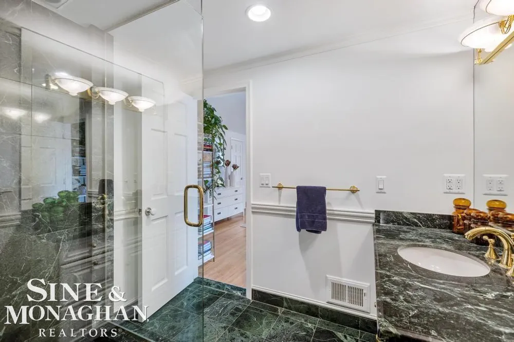 565 Lochmoor Boulevard Grosse Pointe Woods City, MI 48236