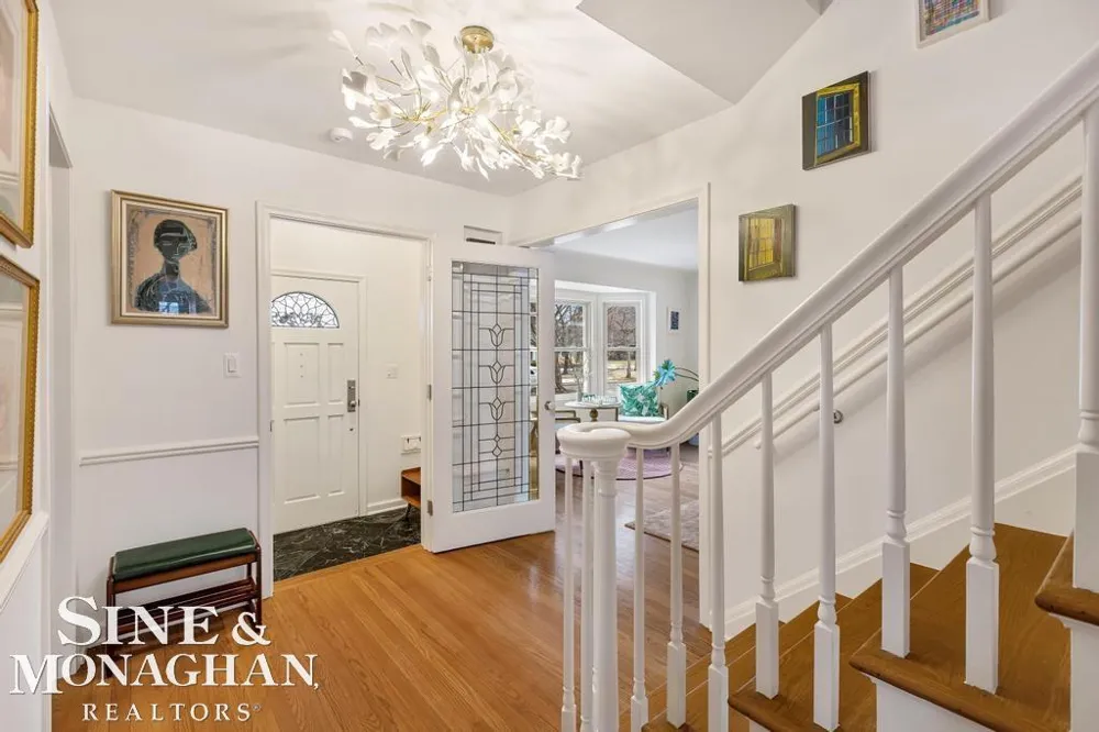565 Lochmoor Boulevard Grosse Pointe Woods City, MI 48236