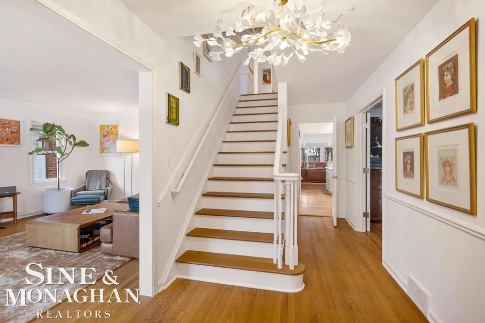 565 Lochmoor Boulevard Grosse Pointe Woods City, MI 48236
