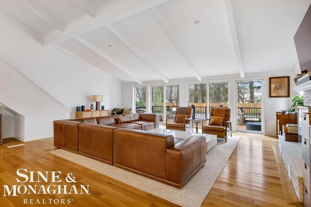 565 Lochmoor Boulevard Grosse Pointe Woods City, MI 48236