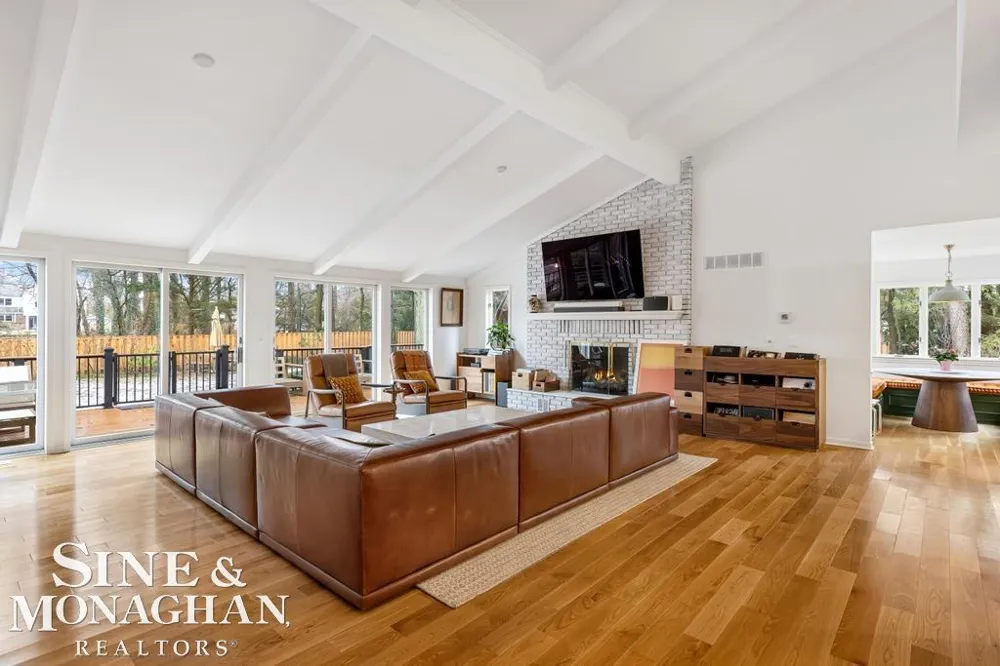 565 Lochmoor Boulevard Grosse Pointe Woods City, MI 48236
