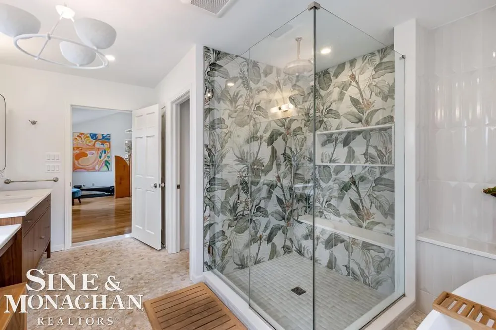565 Lochmoor Boulevard Grosse Pointe Woods City, MI 48236