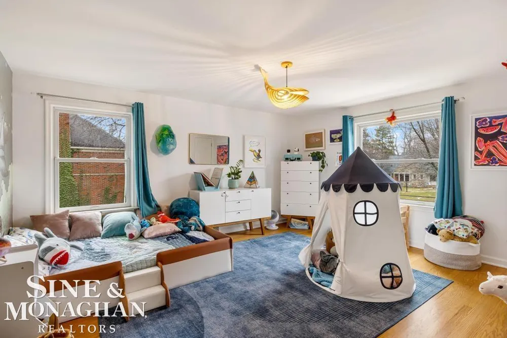 565 Lochmoor Boulevard Grosse Pointe Woods City, MI 48236