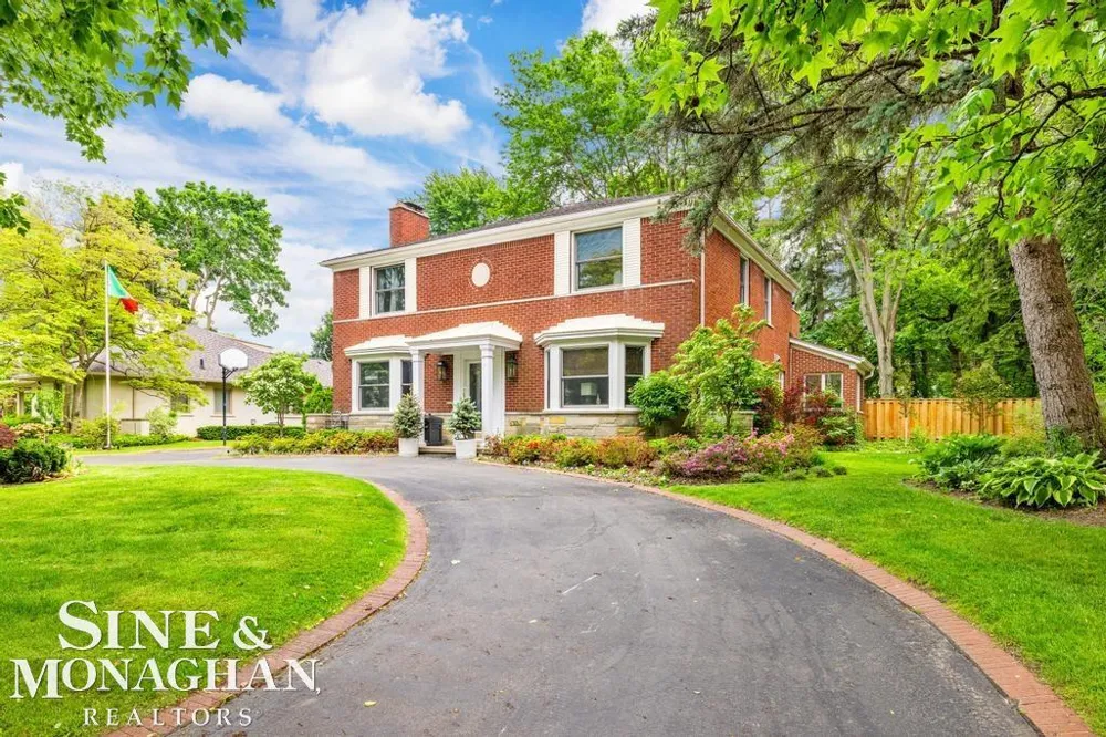 565 Lochmoor Boulevard Grosse Pointe Woods City, MI 48236