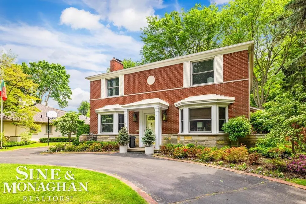 565 Lochmoor Boulevard Grosse Pointe Woods City, MI 48236