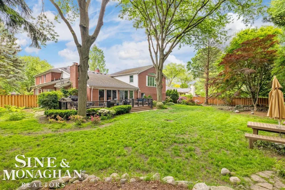565 Lochmoor Boulevard Grosse Pointe Woods City, MI 48236
