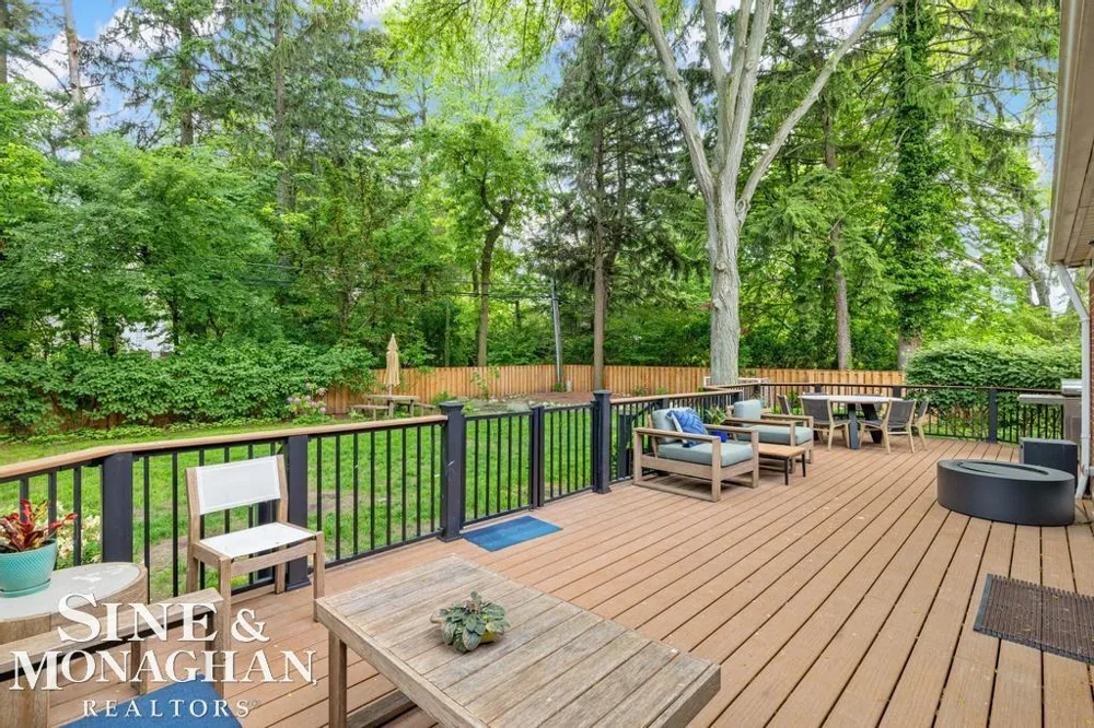 565 Lochmoor Boulevard Grosse Pointe Woods City, MI 48236