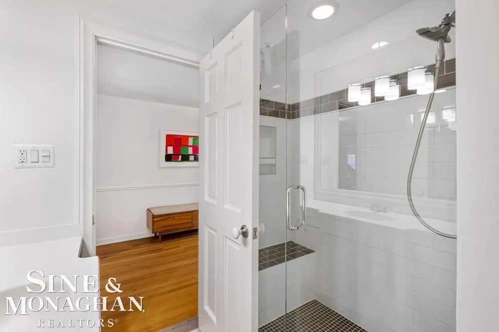 565 Lochmoor Boulevard Grosse Pointe Woods City, MI 48236