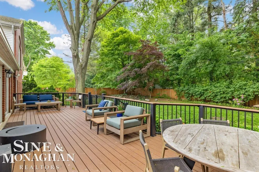565 Lochmoor Boulevard Grosse Pointe Woods City, MI 48236