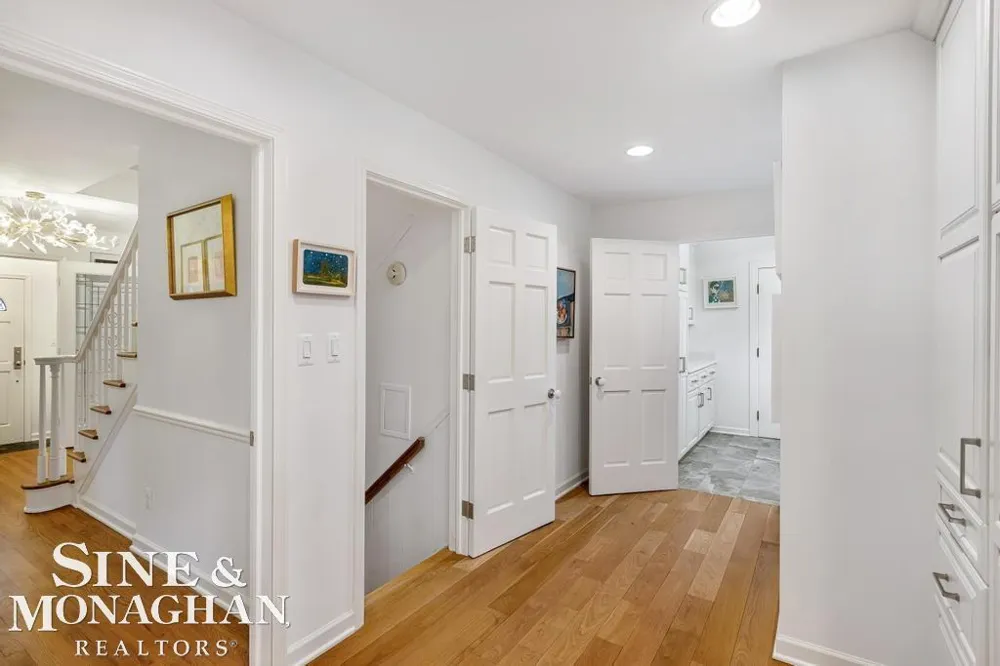 565 Lochmoor Boulevard Grosse Pointe Woods City, MI 48236