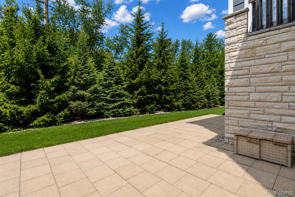 31065 Tremont Lane Beverly Hills Village, MI 48025