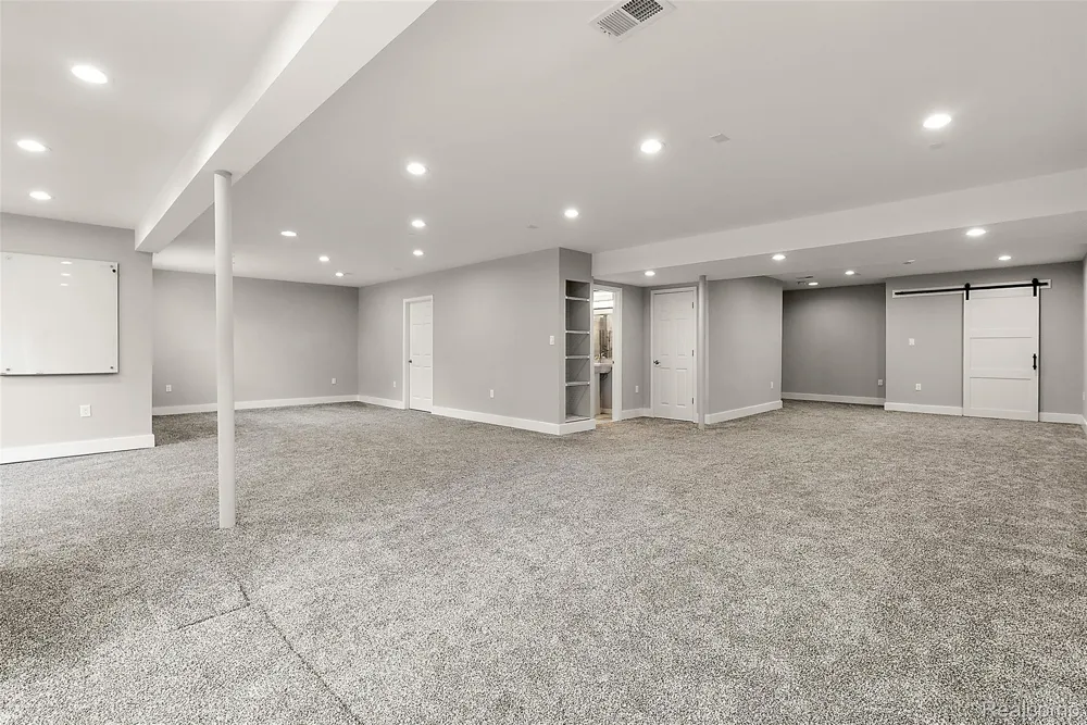 31065 Tremont Lane Beverly Hills Village, MI 48025