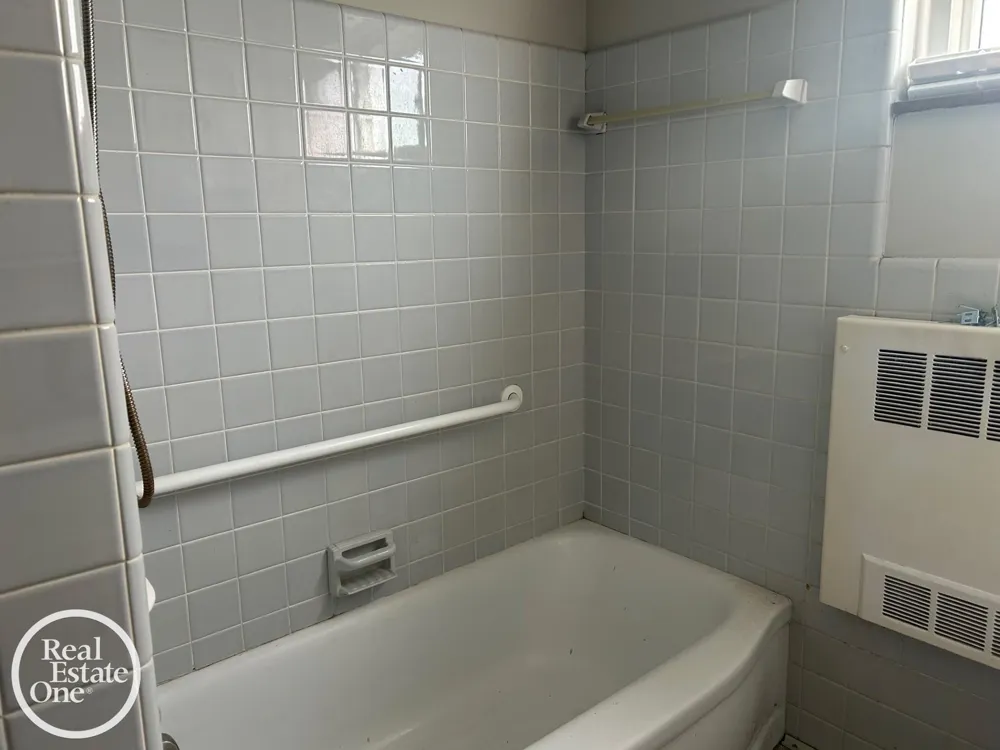 17560 Mack Avenue Grosse Pointe City, MI 48230