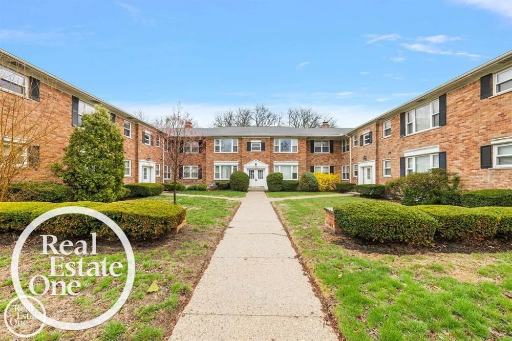 17560 Mack Avenue Grosse Pointe City, MI 48230