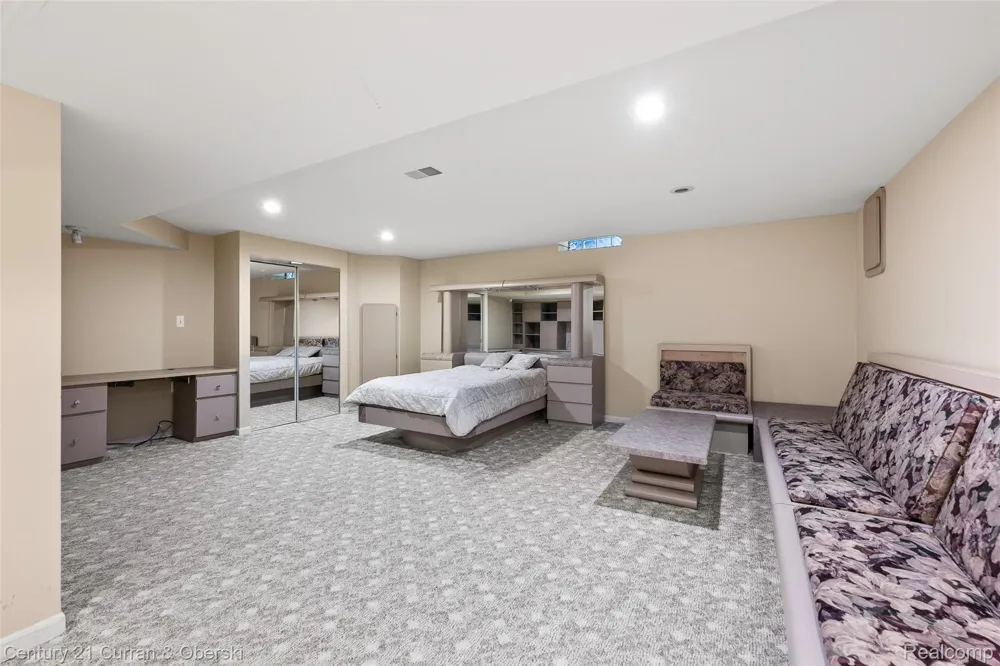 5237 Royal Vale Lane Dearborn City, MI 48126